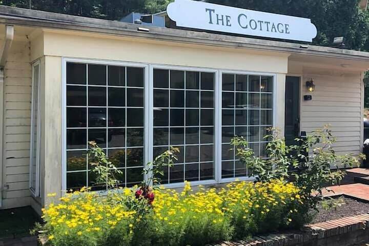 Publick House Historic Inn and Country Motor Lodge