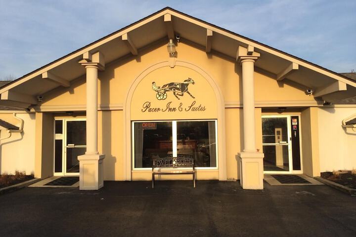 Pacer Inn & Suites Delaware
