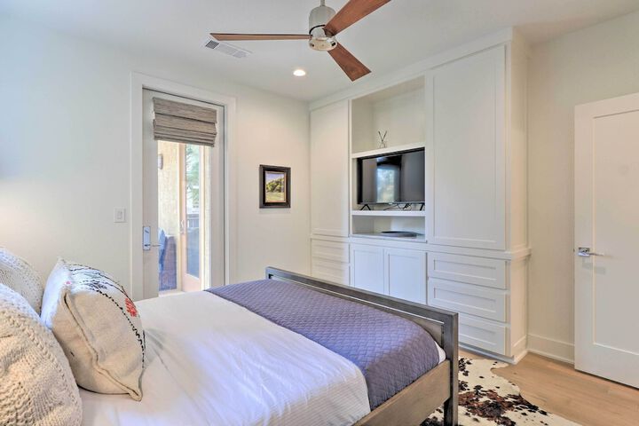 Lake LBJ Condo w / Balcony & Shared Boat Docks