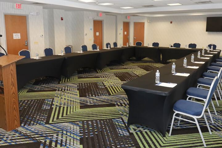 Holiday Inn Express & Suites Waukegan by IHG