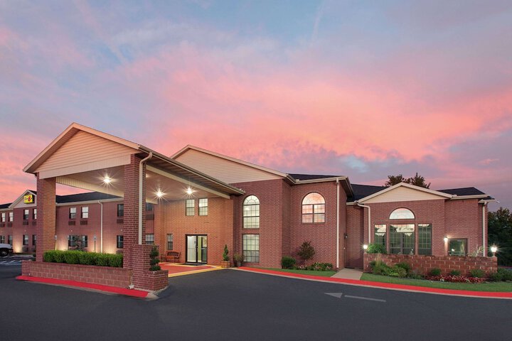 Super 8 by Wyndham Lowell / Bentonville/Rogers Area