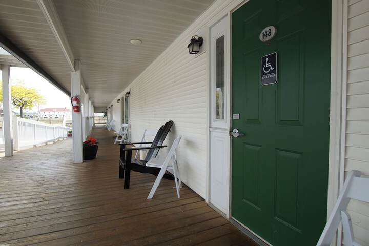 Snyders Shoreline Inn