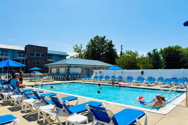 Put-in-Bay Poolview Condo #4