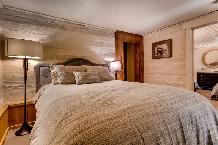 Room 25 of 48