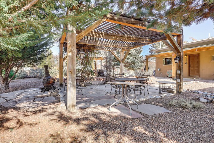Artsy Studio w / Patio: 25 Mi to Santa Fe