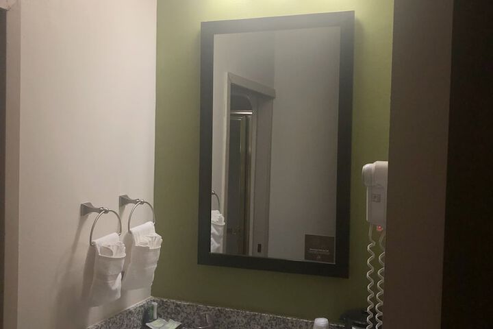 Room 17 of 40