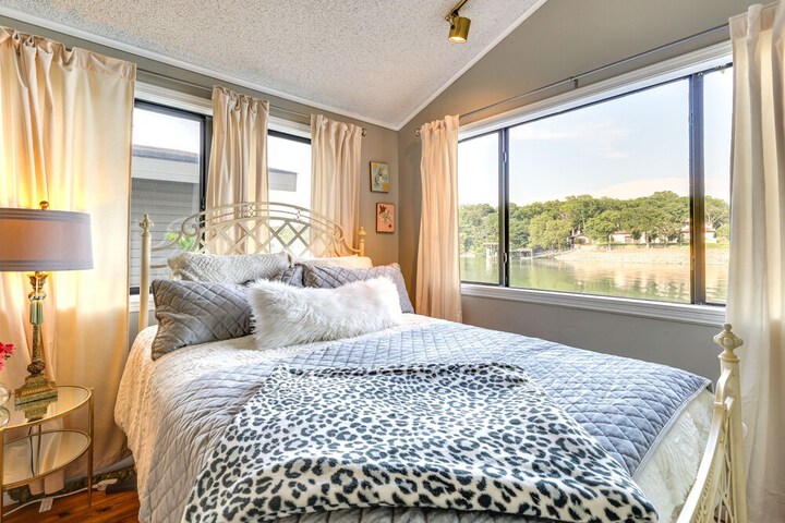 Waterfront Home w / Dock in South Grand Lake!