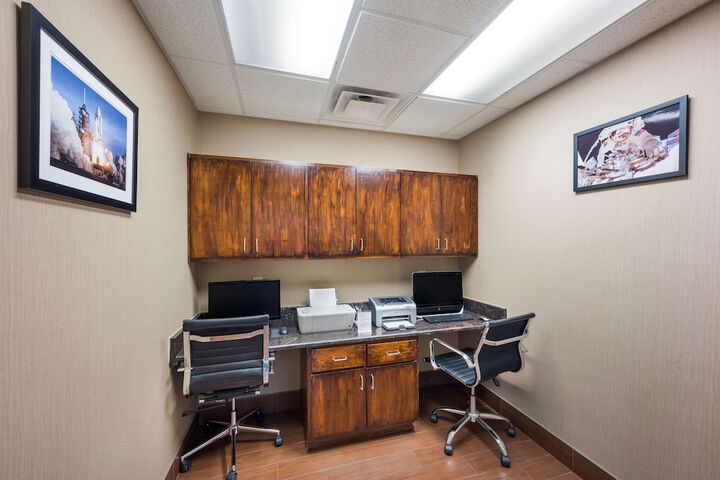 Business Center 36 of 36