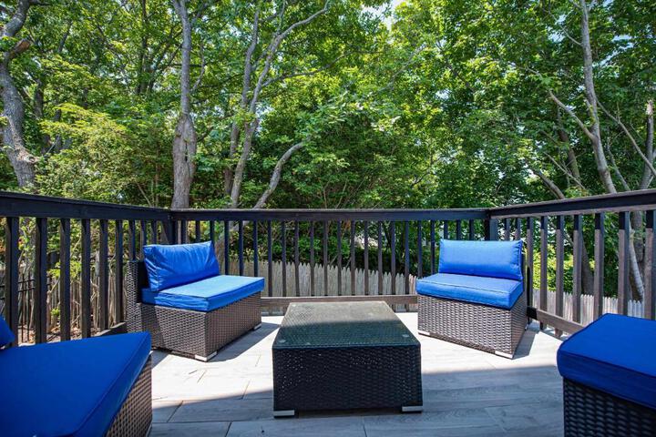 Coastal Retreat: Waterfront Deck, Awesome Views