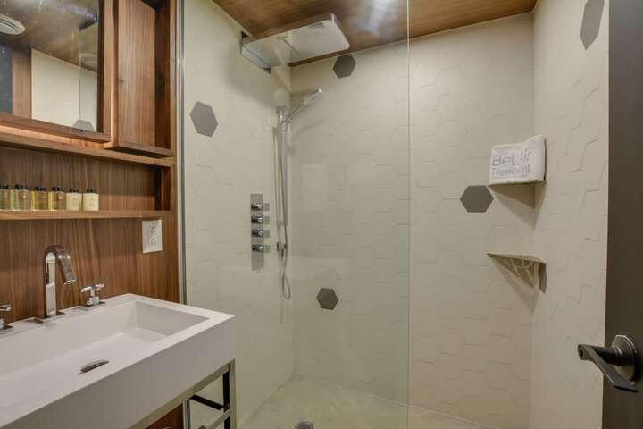 Room 100 of 325