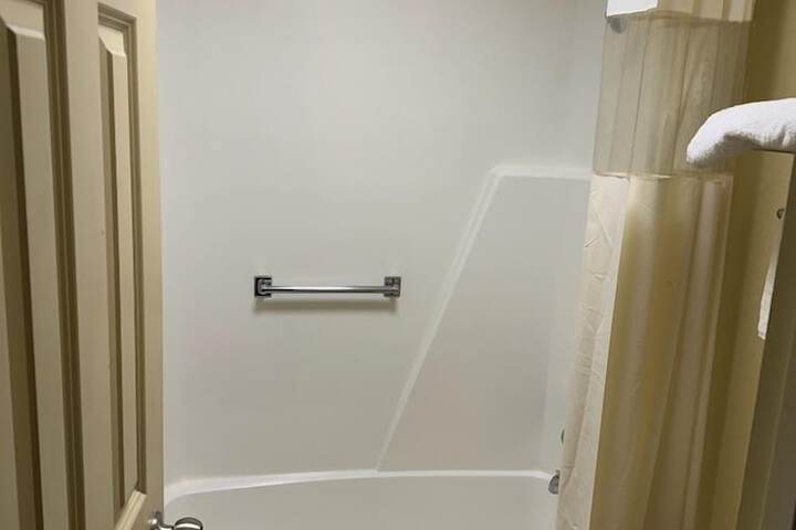 Room 6 of 10
