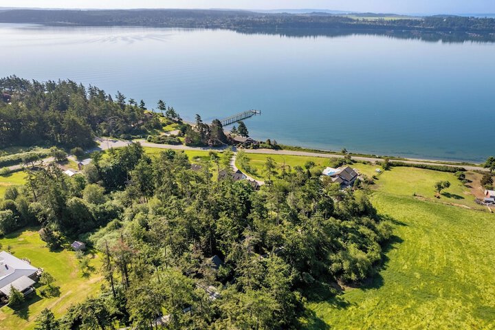 Penn Cove Overlook by Avantstay Cabin w / Views