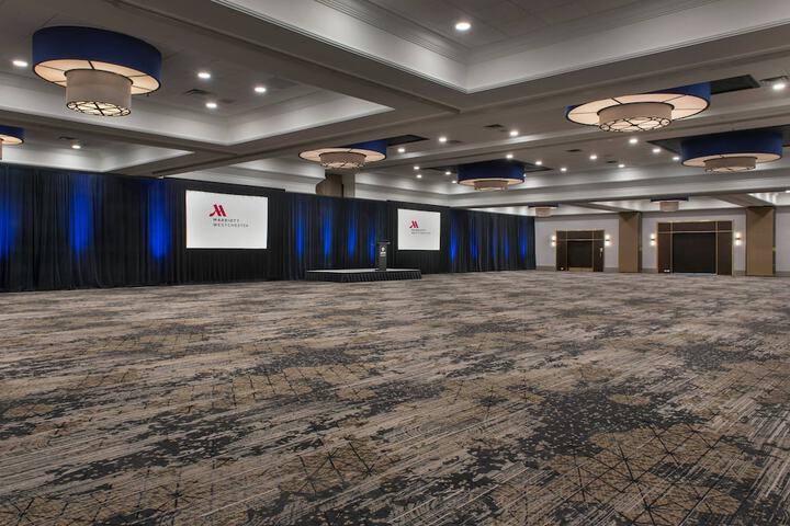 Ballroom/Hall 34 of 37