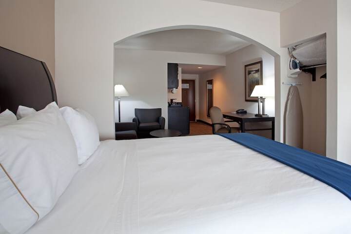 Holiday Inn Express & Suites Hope Mills-Fayetteville Arpt by IHG