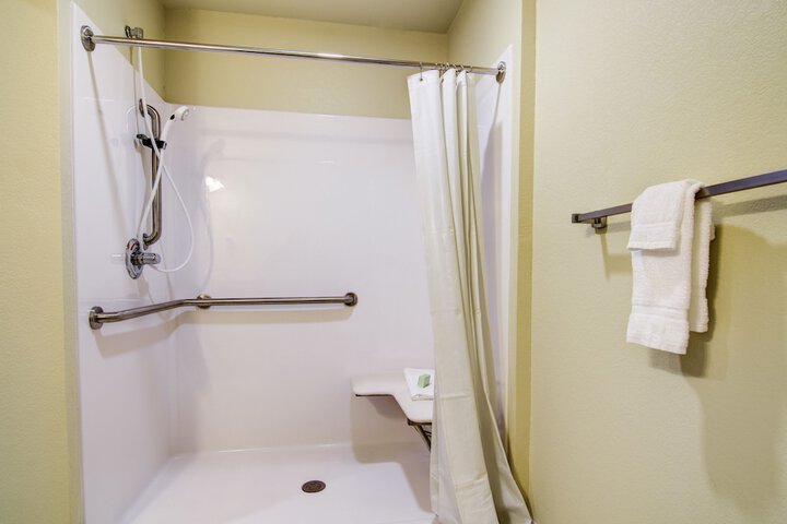 Castle Rock Inn & Suites