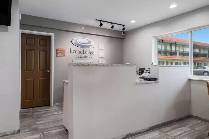 Econo Lodge Inn & Suites Mason City - Clear Lake