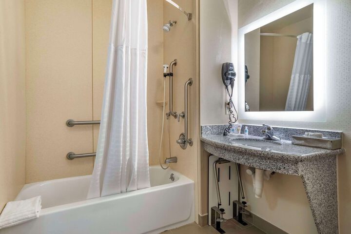 Comfort Suites Flowood - Jackson Airport (must meet transportation requirement)