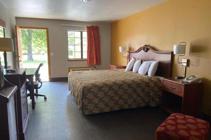 Redbud Inn