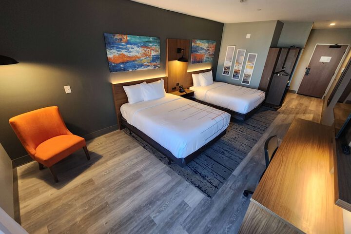 Room 32 of 66