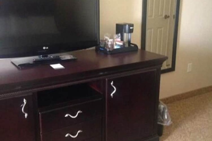 Country Inn & Suites by Radisson Minot, ND