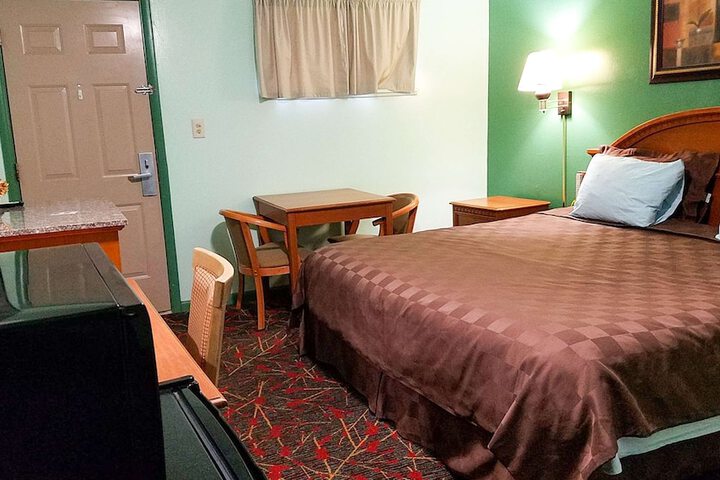 Room 17 of 27