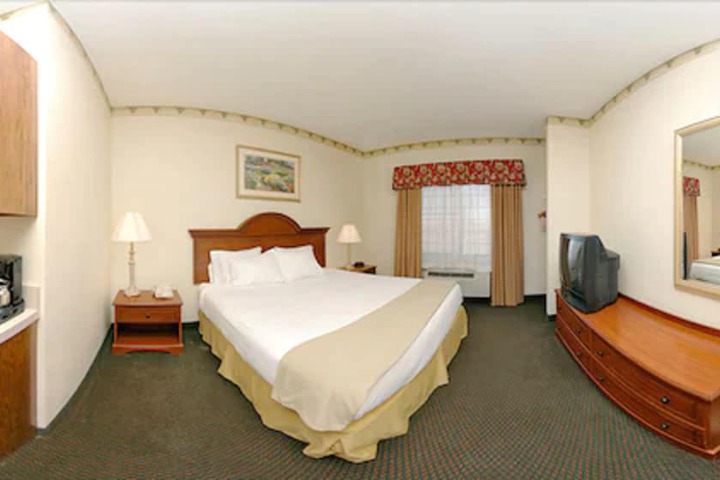 Holiday Inn Express & Suites Plainview by IHG