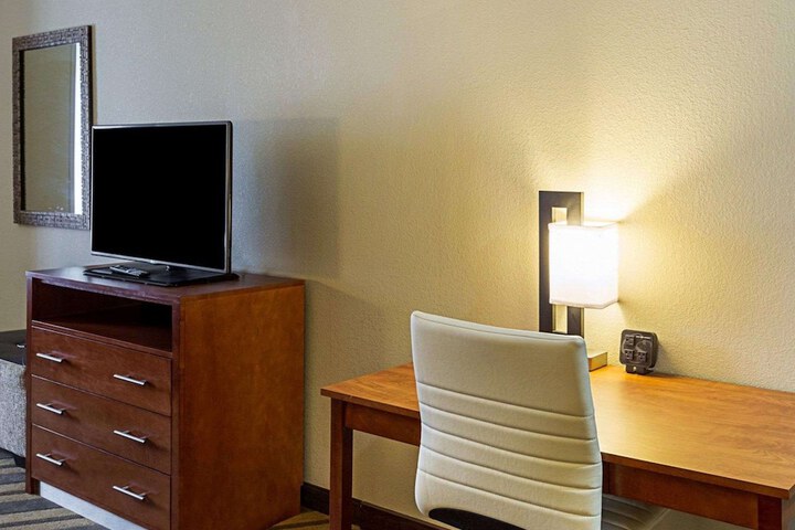 Comfort Suites near Tanger Outlet Mall