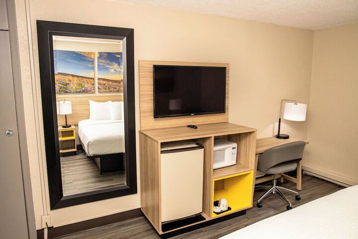 Days Inn and Suites by Wyndham Hammond IN