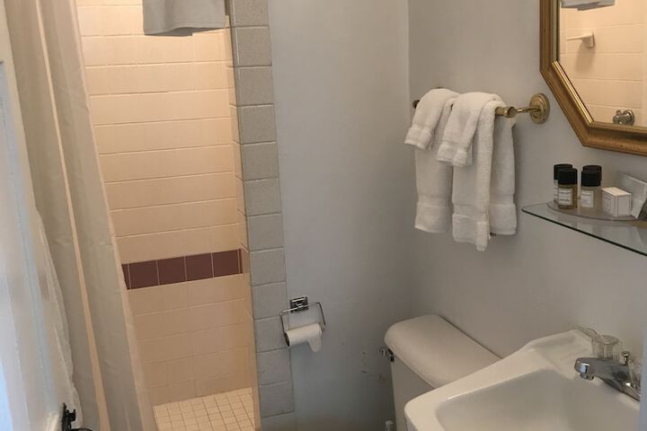 Room 10 of 80