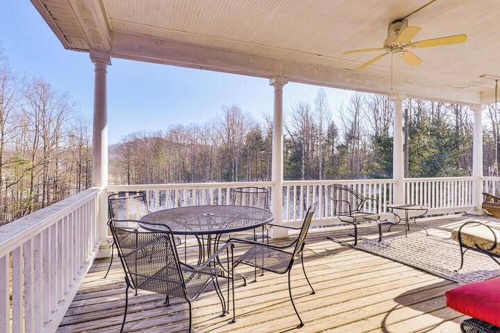 Family Home w / Game Room & Decks in Etlan!