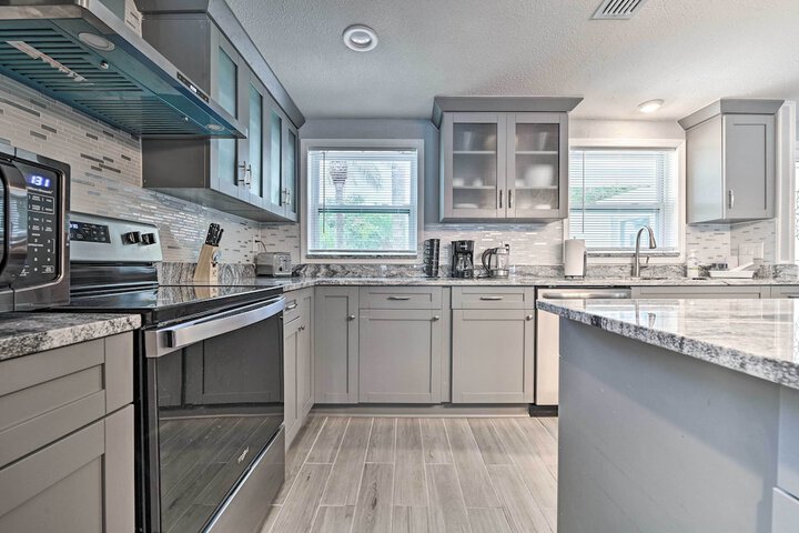 Renovated Port Richey Oasis w / Lanai + Grill!