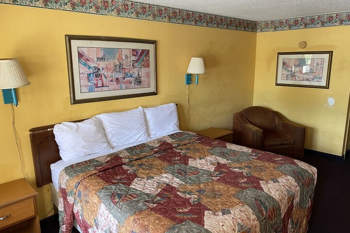 Room 11 of 25