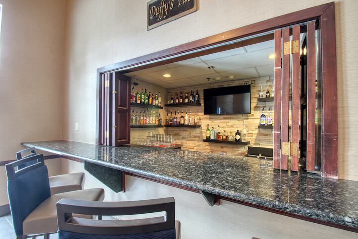 Lounge 84 of 89