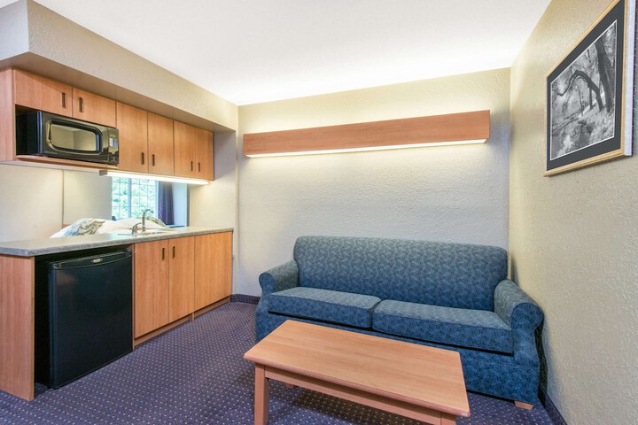 Room 10 of 14