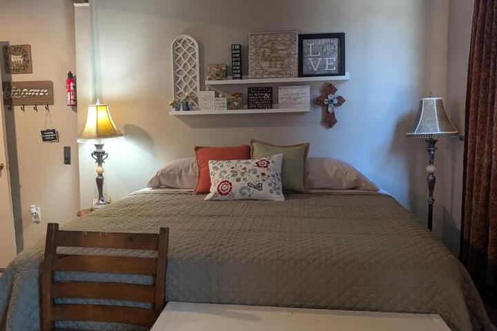 Rustic Rooms Barn Loft (Upstairs Studio Apartment) Near Kings Canyon & Sequoia National Parks