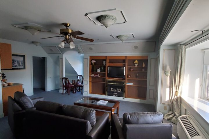 Room 61 of 208