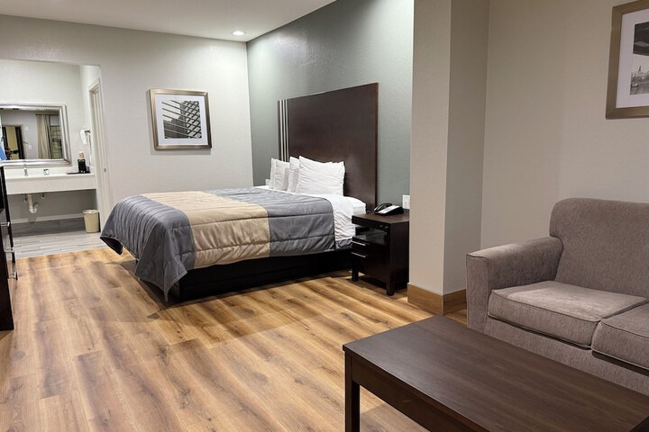 Scottish Inn & Suites - IAH Airport