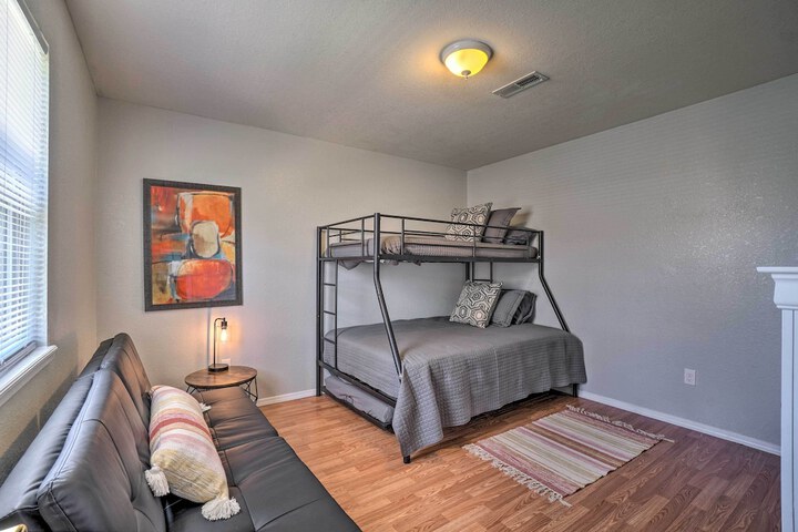 Charming One-level Home w / Deck Walk to Dtwn