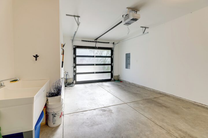 Scenic Depoe Bay Townhome w / Deck 1 Mi to Parks!