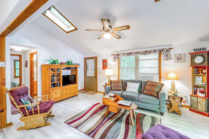 Lake & Pool Access! Outdoorsy Getaway in Newland