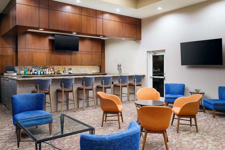 Lounge 27 of 29