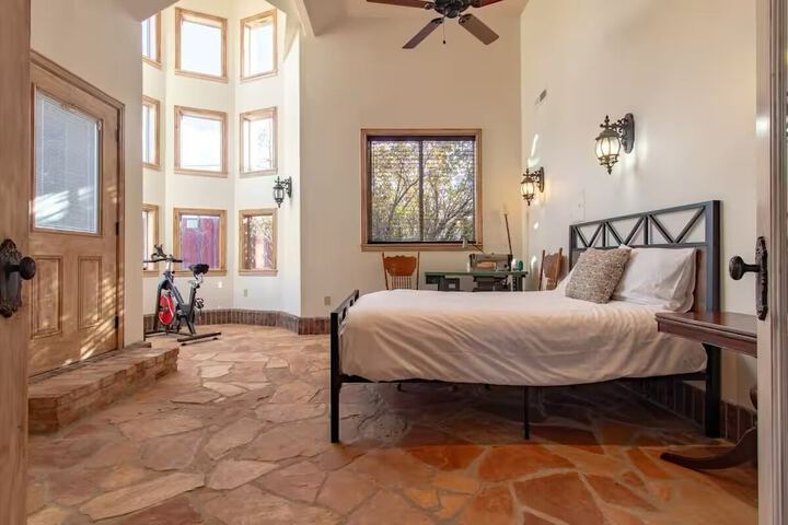 14 Guests 5BR 2BA Game room and Living