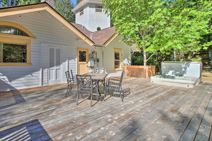 Cozy black Bear Retreat by Mount Rainier!
