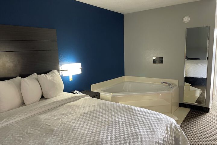 Clairmont Inn & Suites Warren