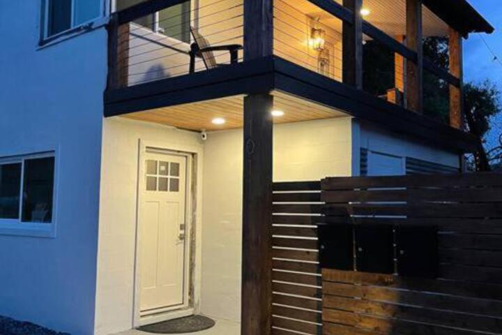 Shares View Luxury Apt