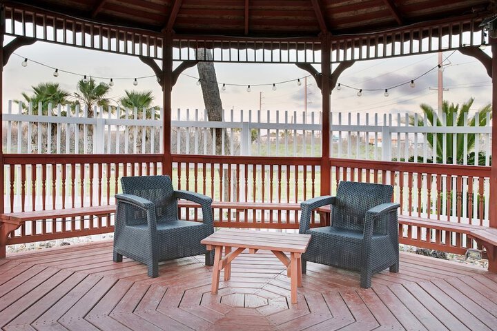 Plantation Suites & Conference Center