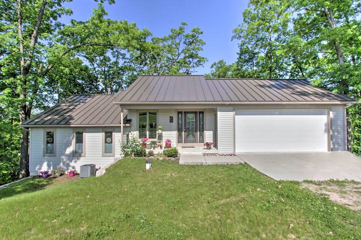 Grand Rapids Area Lakefront House w / Dock