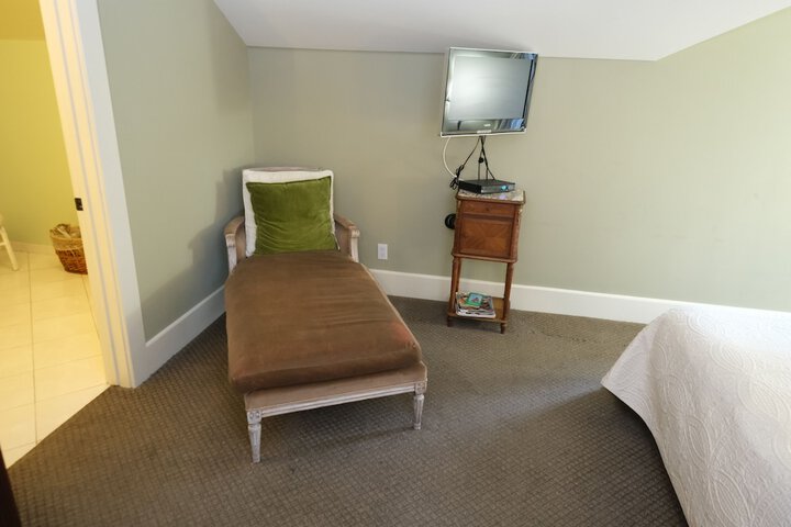 Room 32 of 84