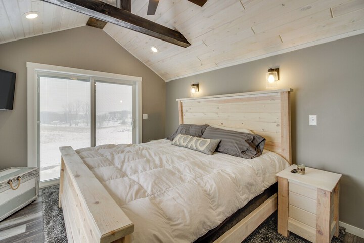 Pet-friendly Cabin w / Lake Access & Patio in Dent