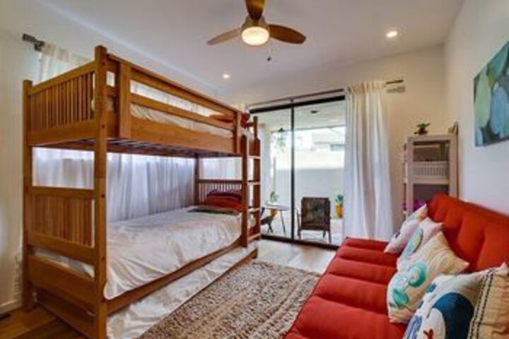 Newly remodeled Beach 2 Br condo by RedAwning